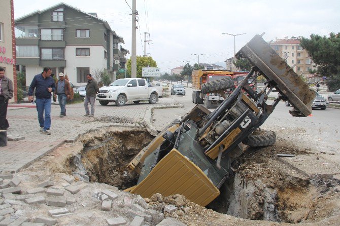 İş Makinesi Kazdığı Kuyuya Düştü