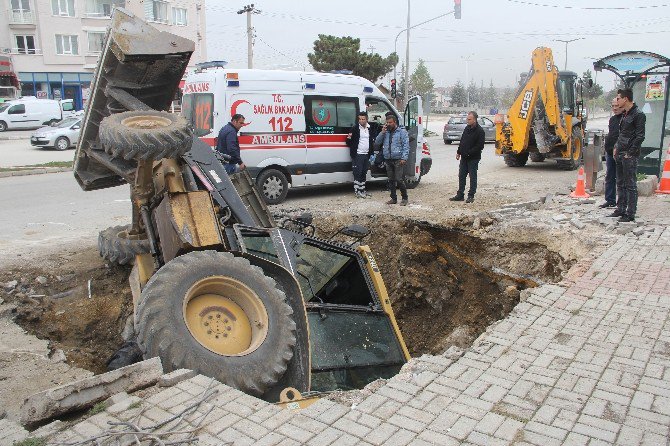 İş Makinesi Kazdığı Kuyuya Düştü