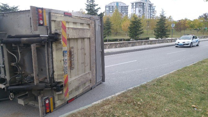 Meyve Yüklü Kamyon Devrildi, Cadde Trafiğe Kapandı