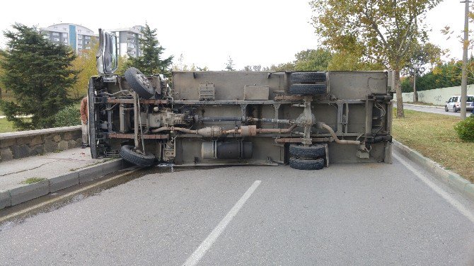 Meyve Yüklü Kamyon Devrildi, Cadde Trafiğe Kapandı