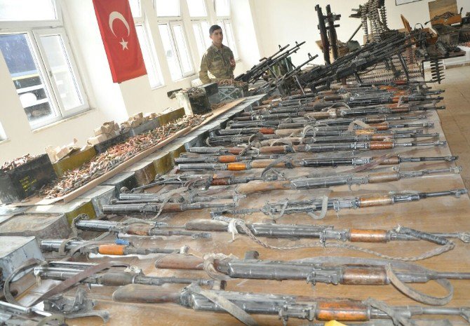 Pkk Operasyonunda Ele Geçirilen Silahlar Sergilendi