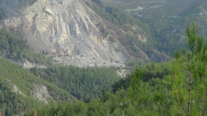 Teröristler Taş Ocağını Bastı, İş Makinelerini Ateşe Verdi