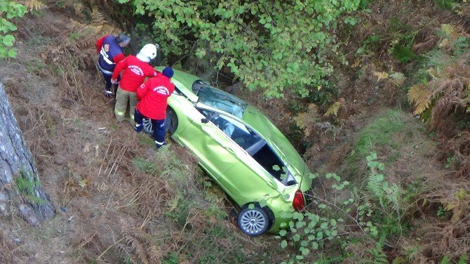 Otomobil 20 Metrelik Şarampole Uçtu: 2 Yaralı