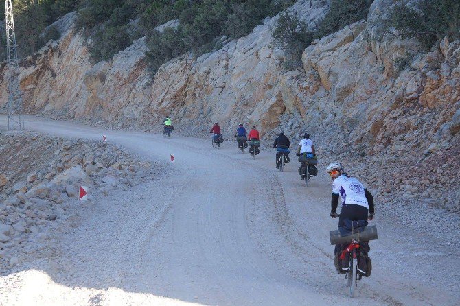 Bisikletin Ulaşım Aracı Olduğunu Gösterebilmek İçin 165 Kilometre Pedal Çevirdiler