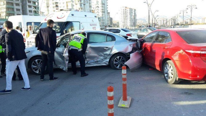 Kavşakta Zincirleme Kaza: 6 Yaralı