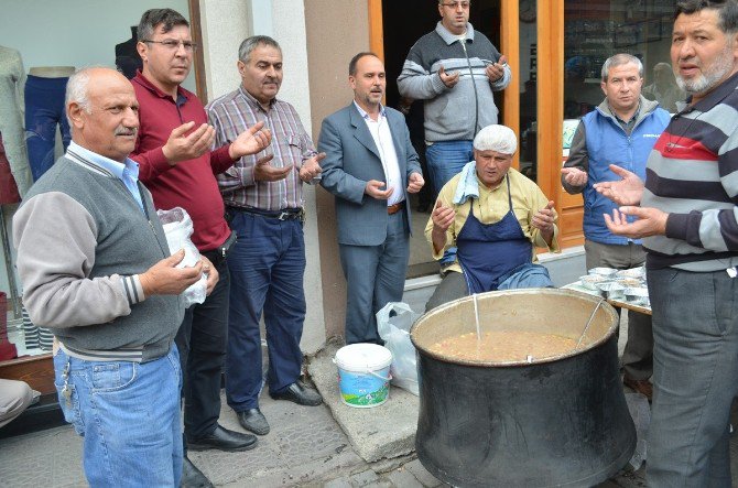 Çarşı Esnafı Aşure Dağıttı