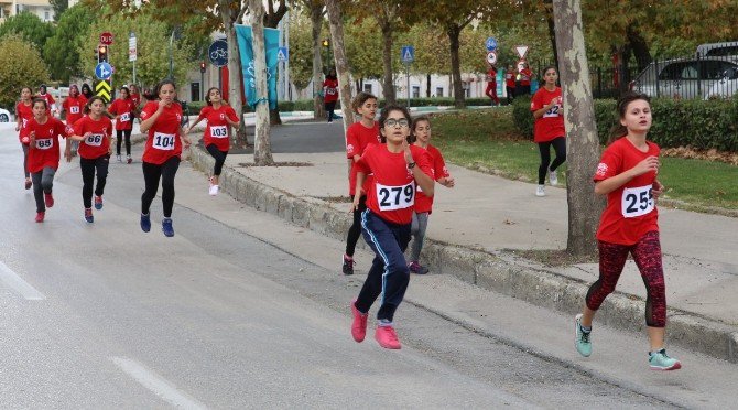 Öğrenciler Cumhuriyet İçin Koştu