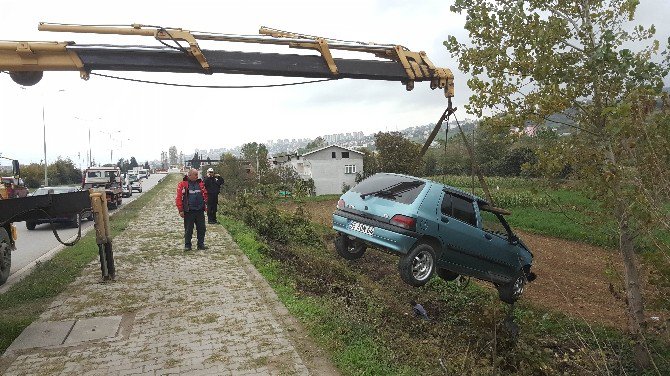 Otomobil Şarampole Yuvarlandı: 2 Yaralı