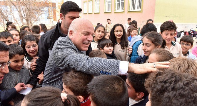 Çocuklardan Başkan Sekmen’e Sevgi Seli