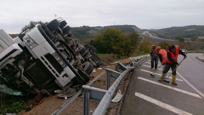 Sinop’ta Tır Devrildi: 1 Yaralı