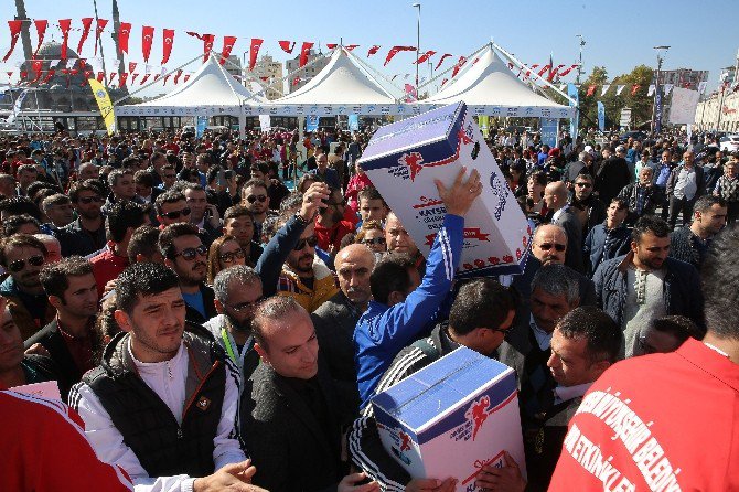 Büyükşehir Belediyesi Ortaöğretim Okullarına Malzeme Desteği Verdi