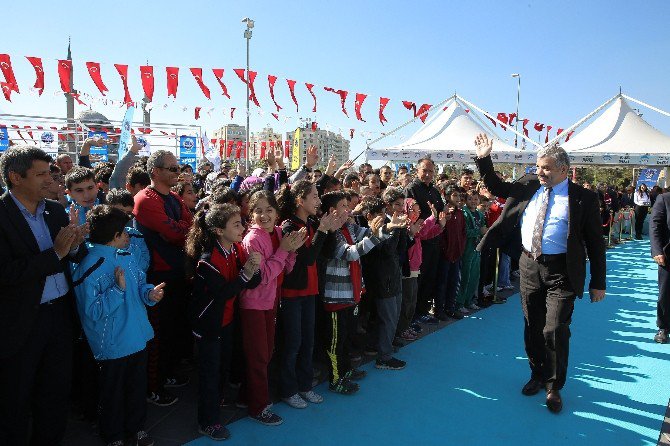 Büyükşehir Belediyesi Ortaöğretim Okullarına Malzeme Desteği Verdi