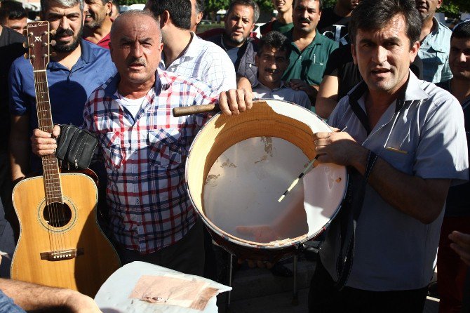 Sokak Düğünlerinin Yasaklanmasını Davul Kırarak Protesto Ettiler