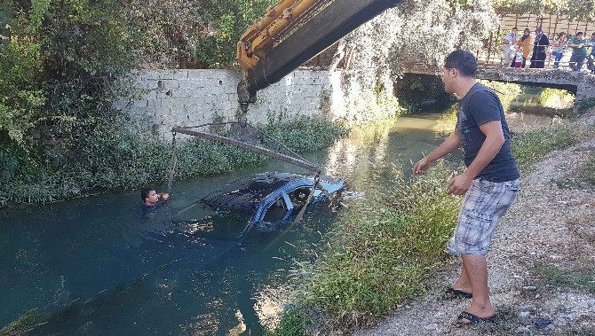 Virajı Alamayan Otomobil Sulama Kanalına Uçtu