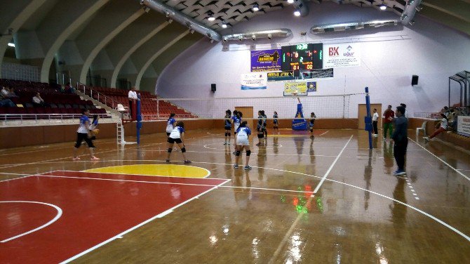 Cumhuriyet Haftası Voleybol Turnuvaları Devam Ediyor