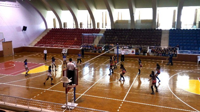 Cumhuriyet Haftası Voleybol Turnuvaları Devam Ediyor