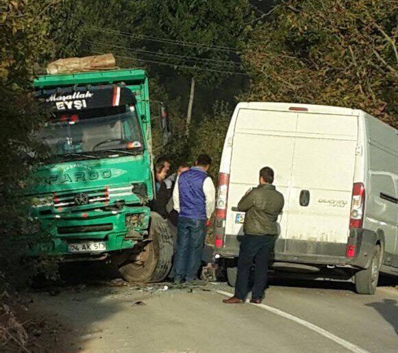 Bartın’da Kamyon İle Minibüs Çarpıştı: 1 Yaralı