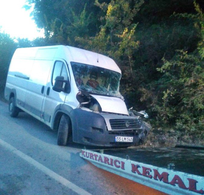 Bartın’da Kamyon İle Minibüs Çarpıştı: 1 Yaralı