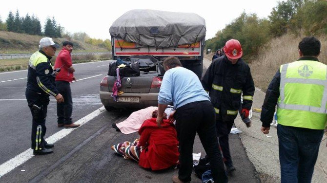 Bolu’da Otomobil Tır’a Arkadan Çarptı: 2 Yaralı