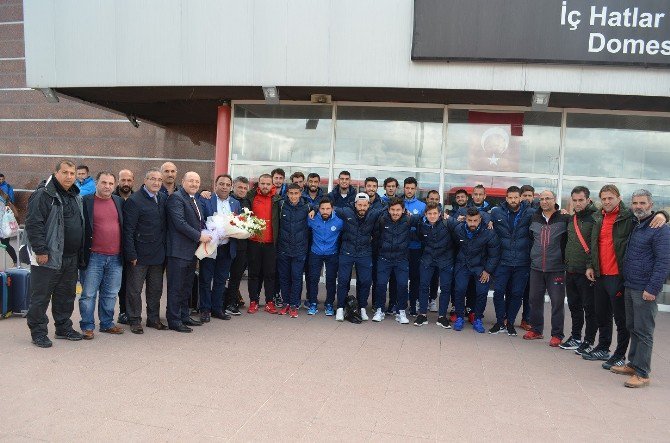 Tuzlaspor’a Çiçekli Karşılama