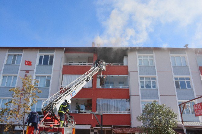 Açık Unutulan Elektrikli Sobası Evi Yaktı