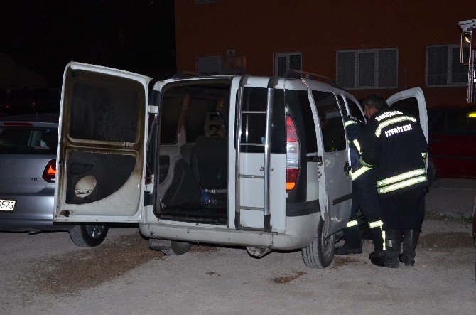 Eskişehir’de Park Halindeki Kamyonet Yandı