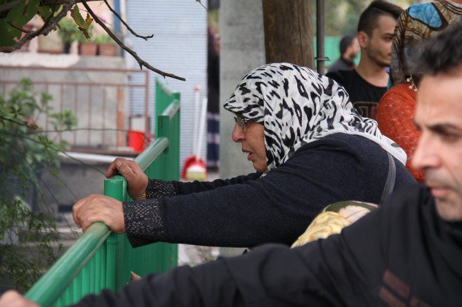 Yaşlı Kadın Yanan Evini Gözyaşları İçinde İzledi