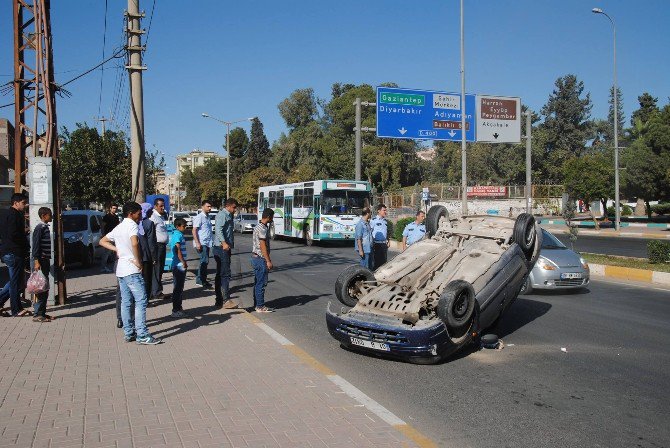 Araçta Sıkışan Yaralıyı İtfaiye Ekipleri Kurtardı