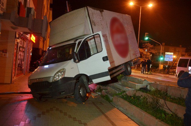 Kontrolden Çıkan Kamyon, Apartman Girişine Uçtu