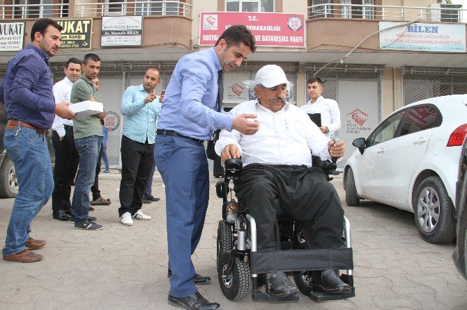 Silopi Kaymakamı Savaş Konak’tan Engelli Vatandaşa Akülü Araç