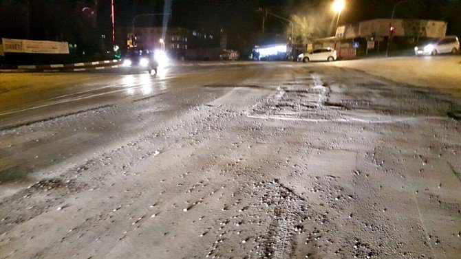 Beton Mikserlerinden Yola Dökülen Harç Tehlike Oluşturuyor