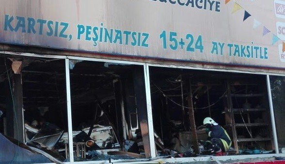 Elazığ’da 3 Katlı İş Yeri Yandı