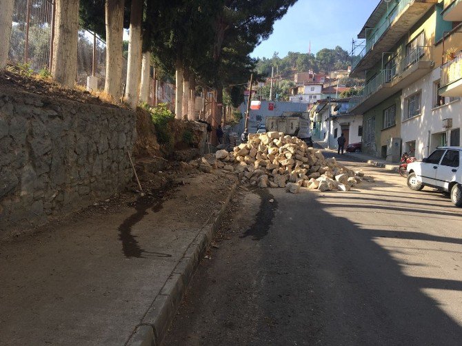 Alaşehir Belediyesi Okulun Yıkılan Bahçe Duvarını Yaptı