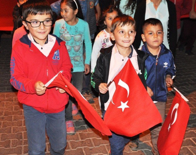 Ödemiş’te Cumhuriyet Meşalesi Bıçakçı’da Yandı