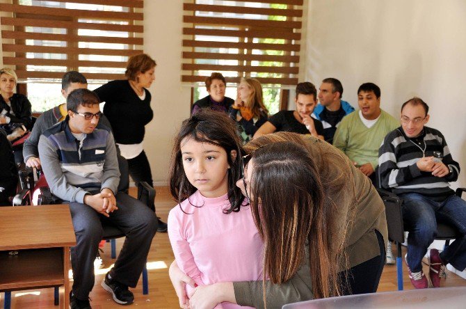 Uysal, Özel Çocuklar Korosunu İzledi