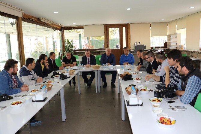 Büyükşehir Yönetiminden Eriş Ve Futbolculara Tam Destek