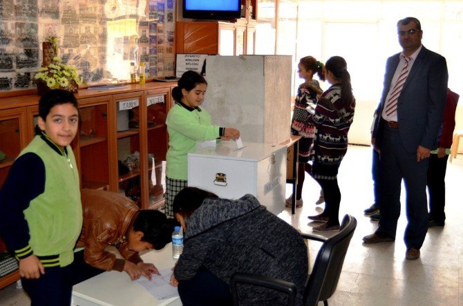 Öğrenciler Meclis Başkanlarını Seçmek İçin Sandık Başına Gitti