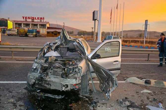 Sivas’ta Otomobil Kamyona Arkadan Çarptı: 1 Ölü, 3 Yaralı