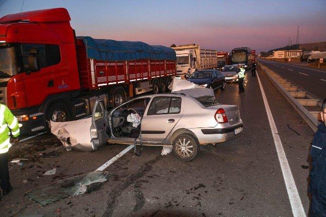 Sivas’ta Otomobil Kamyona Arkadan Çarptı: 1 Ölü, 3 Yaralı