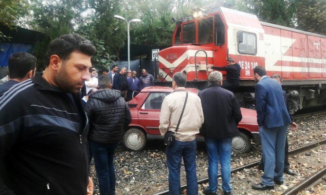 Trenin Çarptığı Otomobilden Hafif Yaralı Kurtuldu