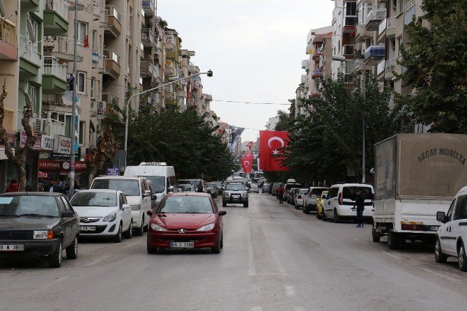 Manisa Bayraklarla Donatıldı