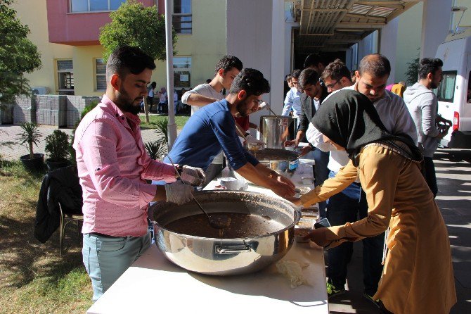 Öğrenciler Aşureyi Hazırlayıp Servis Etti