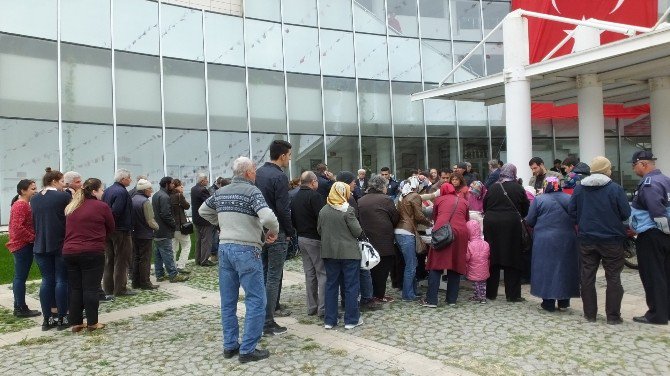 Burhaniye’de Başkan Uysal Aşure Dağıttı