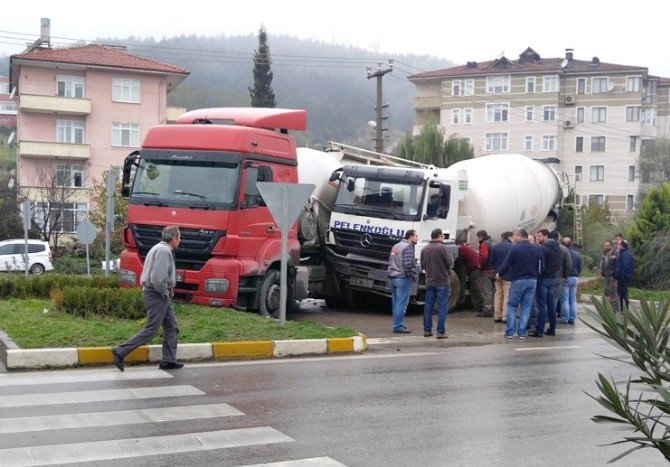 Bartın’da Beton Mikseri İle Silobas Çarpıştı