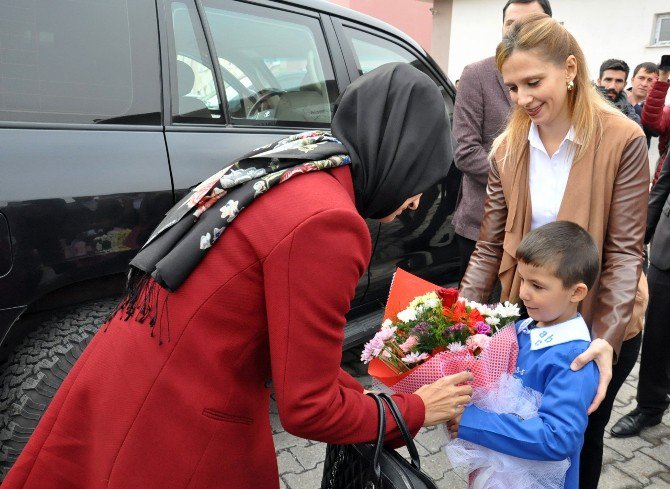 Başbakan Yıldırım’ın Kızı Ve Kardeşinden Öğrencilere Eğitim Seti