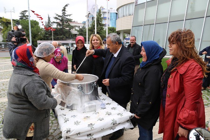 Burhaniye’de Başkan Uysal Aşure Dağıttı