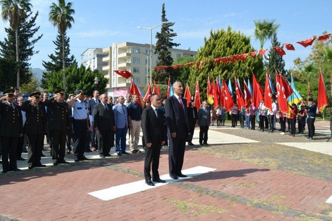 Bozyazı’da Cumhuriyet Bayramı Kutlamaları Çelenk Sunumuyla Başladı