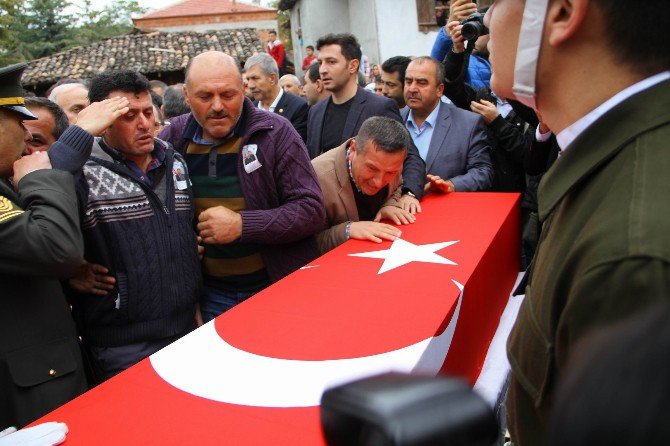 Şehit Oğlunu Asker Selamı İle Uğurladı