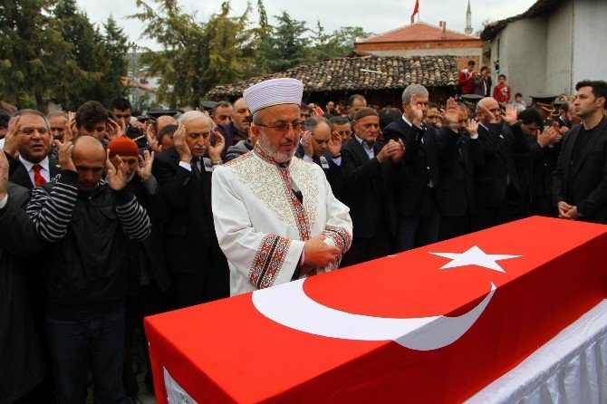 Şehit Oğlunu Asker Selamı İle Uğurladı