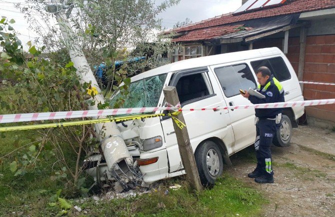 Minibüs Evin Önünde Oturan Yaşlı Kadın Ve Torununa Çarptı